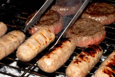 Barbeküye yakın açık hava yemekleri, ızgarada pişmiş sosisli sandviçler.