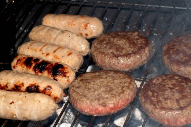 Barbeküye yakın açık hava yemekleri, ızgarada pişmiş sosisli sandviçler.