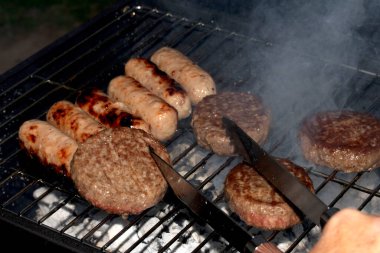 Barbeküye yakın açık hava yemekleri, ızgarada pişmiş sosisli sandviçler.