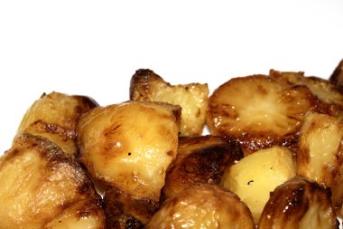 Fırında pişmiş patatesleri yakın plan beyaz arka planda akşam yemeği için hazır et.