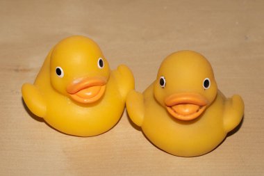 İki Şirin Oyuncak Sarı Lastik Ördek Tahta Rafta Neşeli Görünüyor