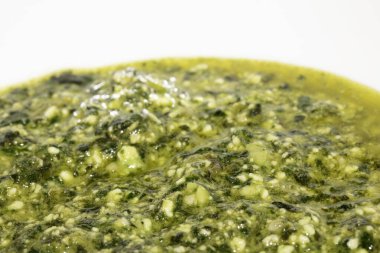 Makarna ya da gnocchi için taze ev yapımı pesto sosunu kapat.