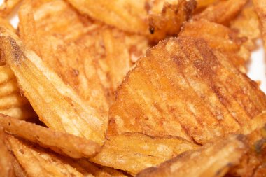 Taze buruşuk, kesilmiş cipsli aperatifleri kapatın.