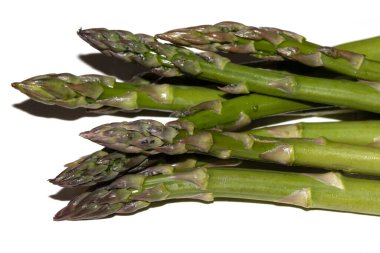 Kuşkonmaz sapını kapatın. Beyaz arka planda pişirilmeye hazır olun.