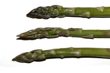 Kuşkonmaz sapını kapatın. Beyaz arka planda pişirilmeye hazır olun.