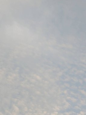 İnce çizgileri ve kabarık beyaz bulutları olan mavi gökyüzü