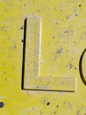 Sıkıntılı Durum Tipografisi ile Yazılan Sözcükler Bulundu L Harfi