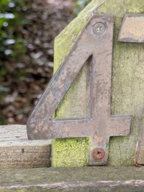 Sıkıntılı Durum Tipografisi ile Yazılan Sözcükler Ransom Yazı Tipi Numara 4 'ü Buldu