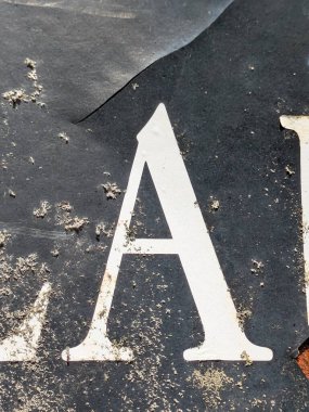 Sıkıntılı Durum Tipografisi ile Yazılan Kelimeler Ransom Yazı Tipi Harfi A