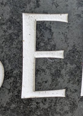 Sıkıntılı Durum Tipografisi ile Yazılan Kelimeler Ransom Yazı Tipi E Harfi Bulundu