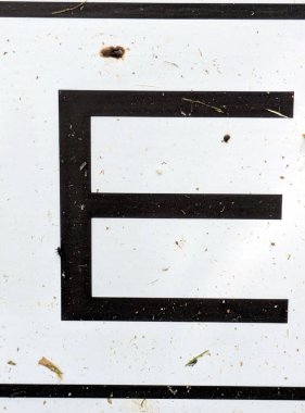 Sıkıntılı Durum Tipografisi ile Yazılan Kelimeler Ransom Yazı Tipi E Harfi Bulundu