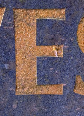 Sıkıntılı Durum Tipografisi ile Yazılan Kelimeler Ransom Yazı Tipi E Harfi Bulundu