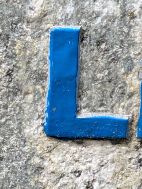 Sıkıntılı Durum Tipografisi ile Yazılan Yazı Tipi L Harfi Bulundu