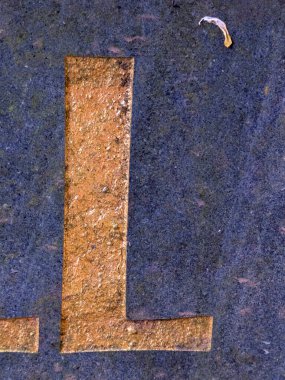 Sıkıntılı Durum Tipografisi ile Yazılan Yazı Tipi L Harfi Bulundu