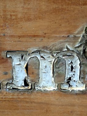 Sıkıntılı Durum Tipografisi ile Yazılan Kelimeler Ransom Yazı Tipi Harfi M 'yi Buldu