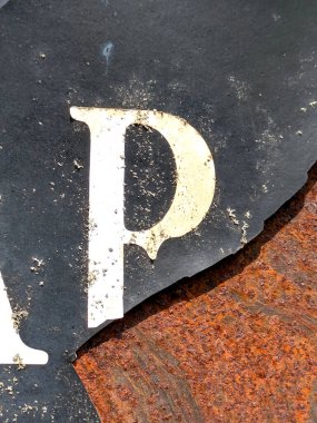 Sıkıntılı Durum Tipografisi ile Yazılan Kelimeler Ransom Yazı Tipi Harfi P 'yi Buldu