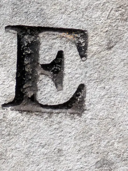 Sıkıntılı Durum Tipografisi ile Yazılan Kelimeler Ransom Yazı Tipi E Harfi Bulundu