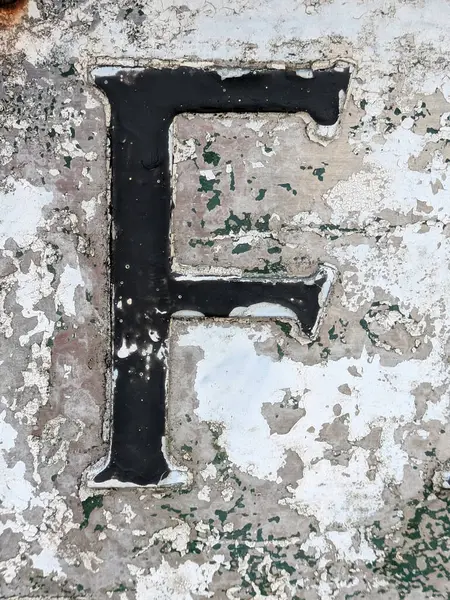 Sıkıntılı Durum Tipografisi ile Yazılan Kelimeler Ransom Yazı Tipi F Harfi Bulundu