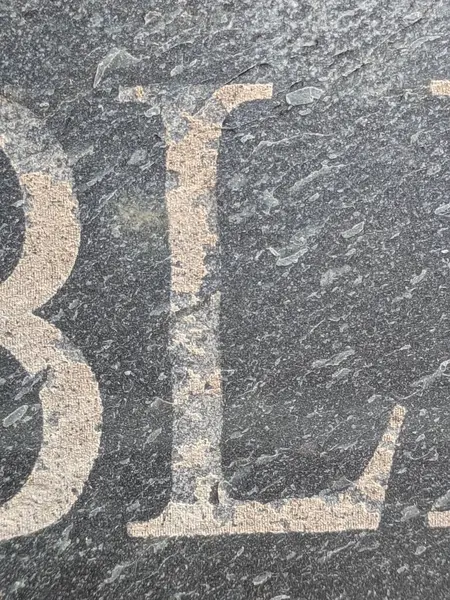 Sıkıntılı Durum Tipografisi ile Yazılan Yazı Tipi L Harfi Bulundu