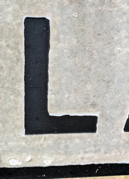 Sıkıntılı Durum Tipografisi ile Yazılan Yazı Tipi L Harfi Bulundu