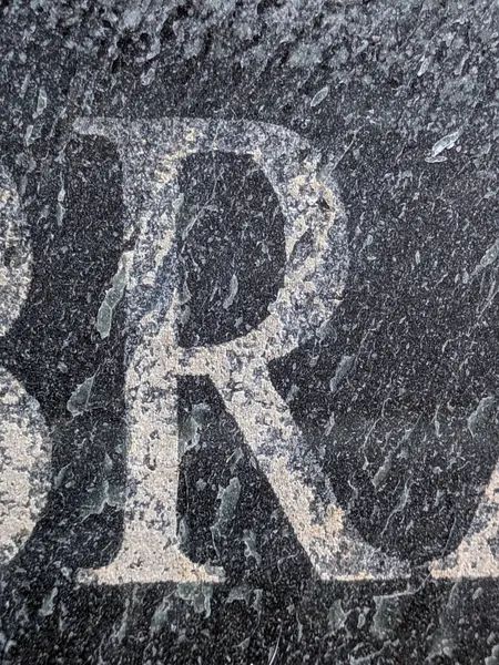 Sıkıntılı Durum Tipografisi ile Yazılan Sözcükler Ransom Yazı Tipi Harfi R