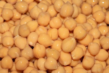 Pişirmek için bir malzeme olarak haşlanmış ıslak bezelyeler hazır.