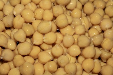 Pişirmek için bir malzeme olarak haşlanmış ıslak bezelyeler hazır.