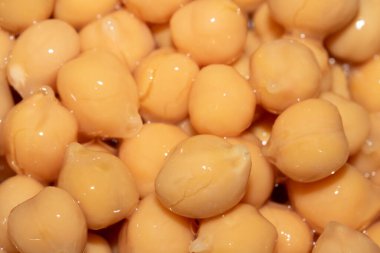 Pişirmek için bir malzeme olarak haşlanmış ıslak bezelyeler hazır.