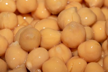 Pişirmek için bir malzeme olarak haşlanmış ıslak bezelyeler hazır.