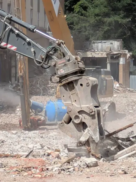 Alışveriş Merkezi Ofislerinin Yıkılması Endüstriyel Kapkaç Hidrolik Kazıyıcı tarafından