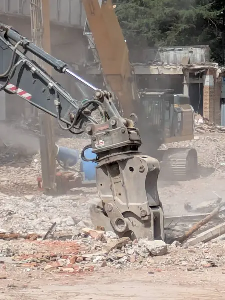 Alışveriş Merkezi Ofislerinin Yıkılması Endüstriyel Kapkaç Hidrolik Kazıyıcı tarafından