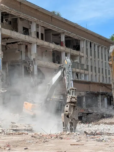 Alışveriş Merkezi Ofislerinin Yıkılması Endüstriyel Kapkaç Hidrolik Kazıyıcı tarafından