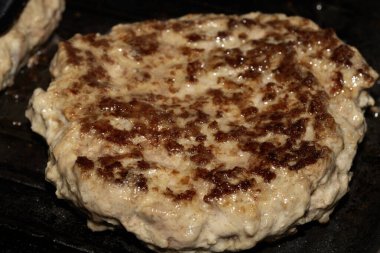 Ev yapımı sığır etli burger kızartılıyor.