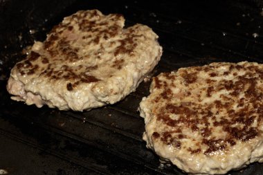 Ev yapımı sığır etli burger kızartılıyor.