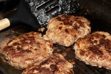 Ev yapımı sığır etli burger kızartılıyor.