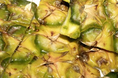 Beyaz arkaplanda ananas derisini kapat