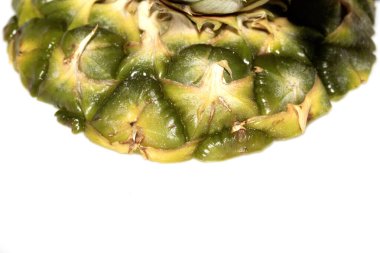 Beyaz arkaplanda ananas derisini kapat