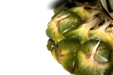 Beyaz arkaplanda ananas derisini kapat