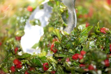 Chimichurri sosunu kaşıkla terbiye et, sağlıklı olsun.