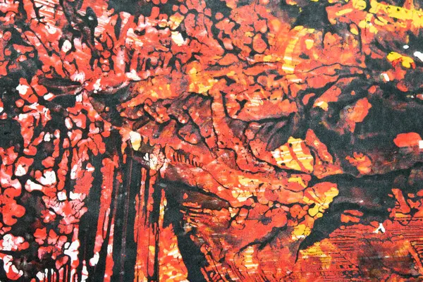 Karalanmış soyut bir arkaplanda koyu kırmızı ve sarı boya.