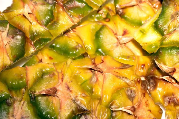 Beyaz arkaplanda ananas derisini kapat