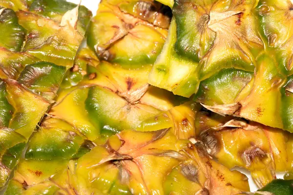 Beyaz arkaplanda ananas derisini kapat