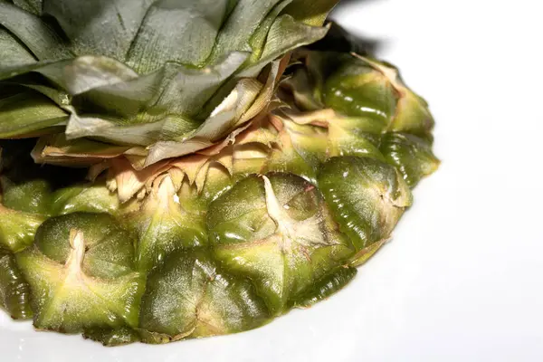 Beyaz arkaplanda ananas derisini kapat