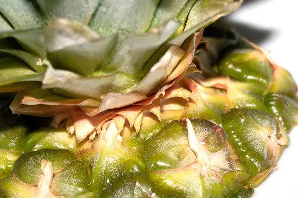 Beyaz arkaplanda ananas derisini kapat