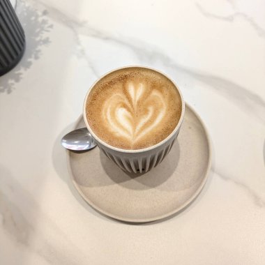 Beyaz Kupada Yulaf Sütlü Latte Kahvenin Kapanışı Aşk Kalpli
