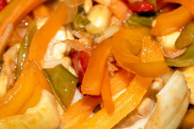 Kızarmış sebze turşusunu kapat.