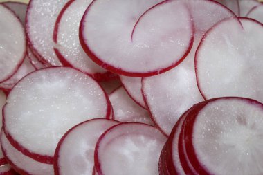 Dilimlenmiş Turp Mutfakta Doğranmış Tahtada