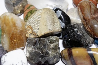 Bütünsel iyileştirme kristal parçaları ve beyaz arka plan kaplanları üzerinde ruhani kayalar göz ve yakut taşı koleksiyonu