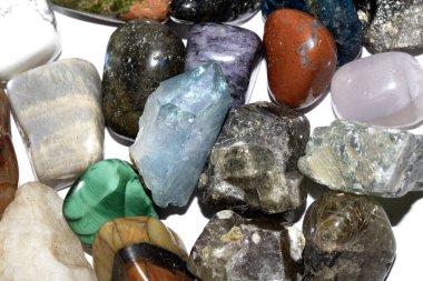 Bütünsel iyileştirme kristal parçaları ve beyaz arka plan kaplanları üzerinde ruhani kayalar göz ve yakut taşı koleksiyonu