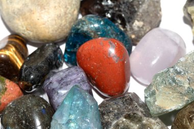 Bütünsel iyileştirme kristal parçaları ve beyaz arka plan kaplanları üzerinde ruhani kayalar göz ve yakut taşı koleksiyonu